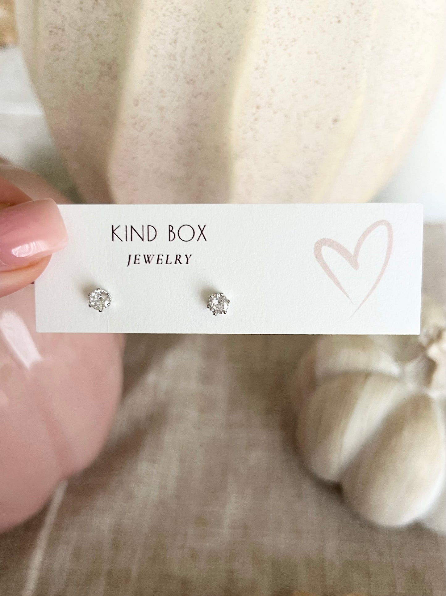 Earrings: timeless diamonds